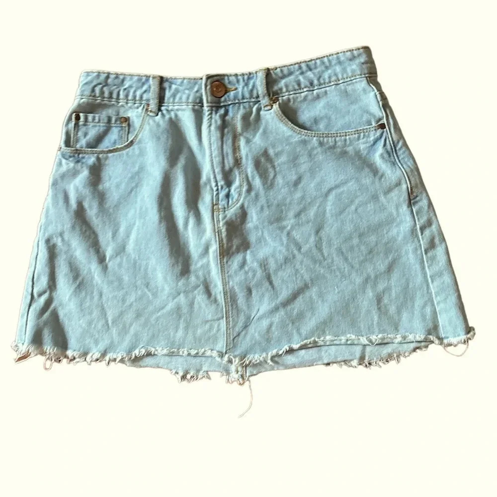 FOREVER 21 distressed jean  Mini skirt with a frayed hem Sz 28